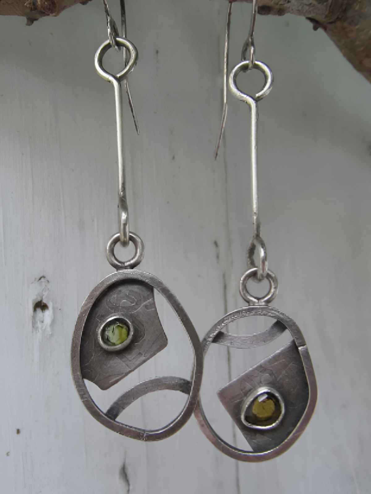 Zilverkleurige oorbellen met groene edelsteenlook in vintagestijl