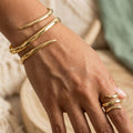 Abstracte set van slangenarmband en ring