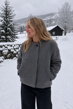 Manteau long brossé à devant simple boutonnage et coupe ample