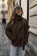 Manteau à col montant, épaules tombantes et devant croisé