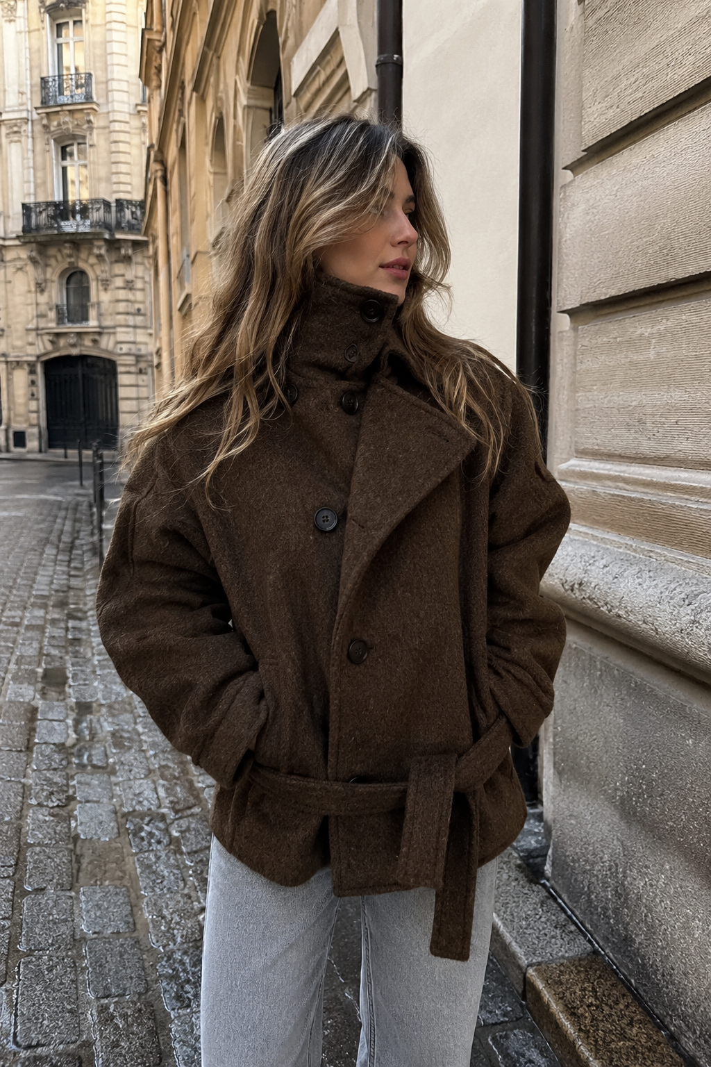 Manteau à col montant, épaules tombantes et devant croisé