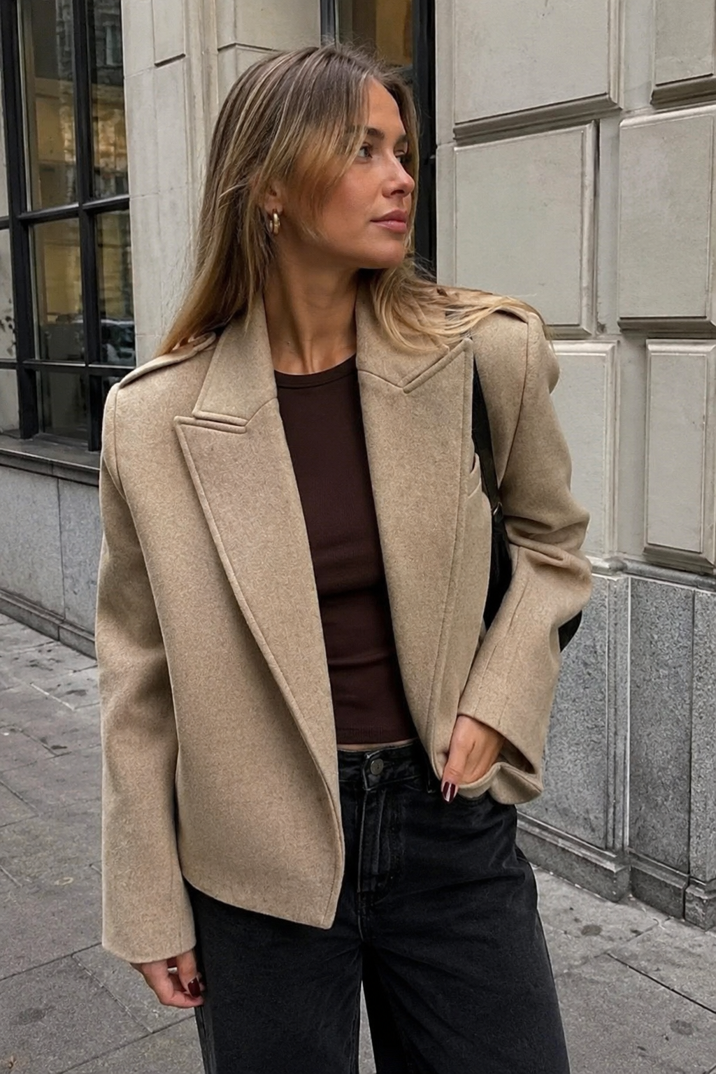 Manteau structuré à revers crantés et épaules marquées