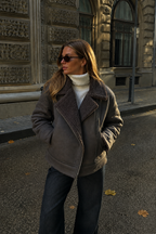 Manteau court en simili cuir à col en fausse fourrure et ceinture