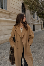 Manteau long croisé à col rabattu et finition unie