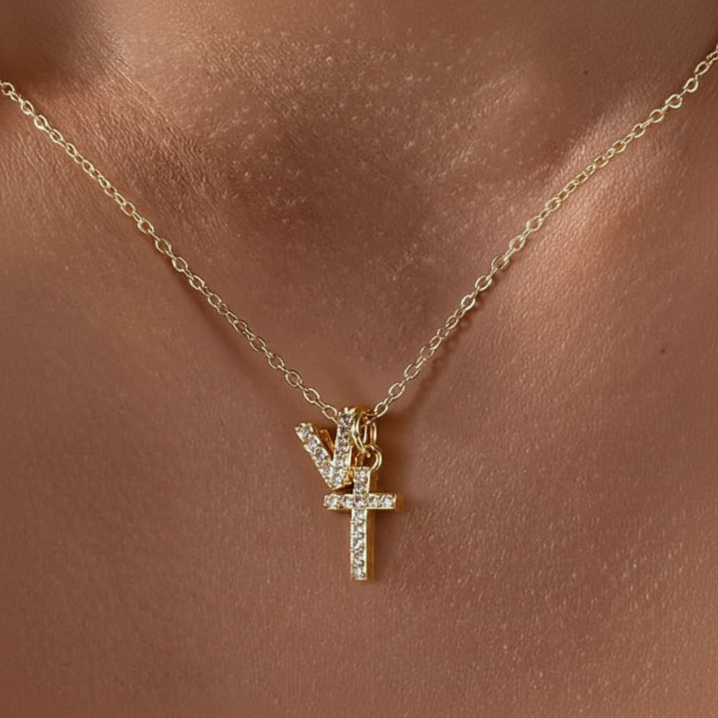 Fijne ketting met initiaal- en kruishanger in diamantlook