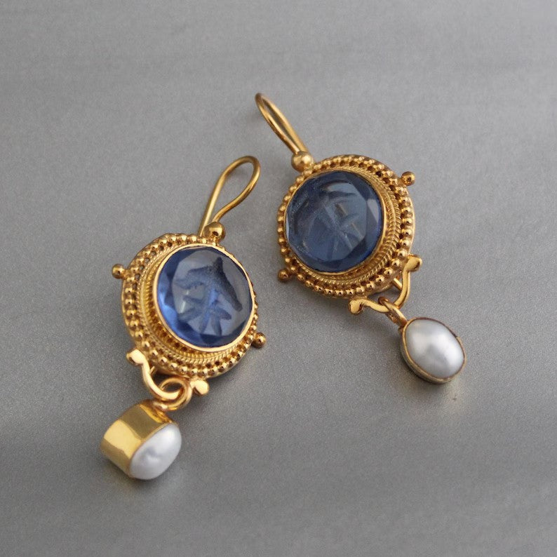 Brincos com Cristal Azul Profundo e Pérola Estilo Vintage