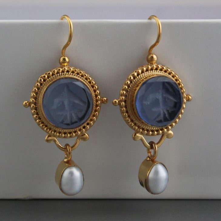 Brincos com Cristal Azul Profundo e Pérola Estilo Vintage