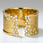 Bred forgyldt ring i vintagestil med zirkonia
