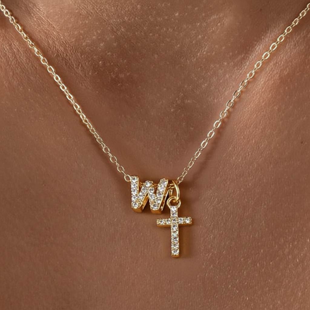 Fijne ketting met initiaal- en kruishanger in diamantlook