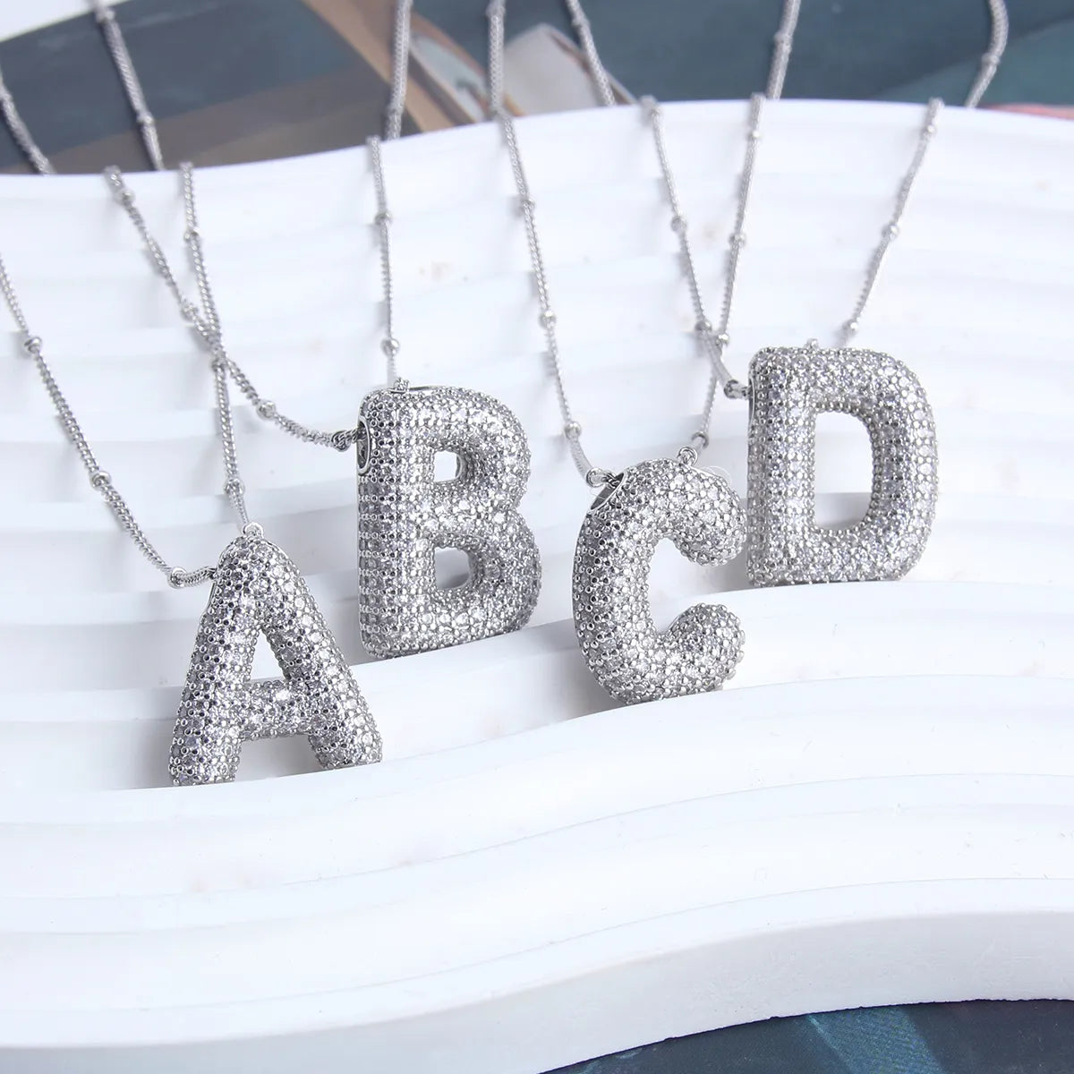 Ketting met bubbelletter-initiaal in twee metaalkleuren