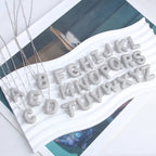 Ketting met bubbelletter-initiaal in twee metaalkleuren