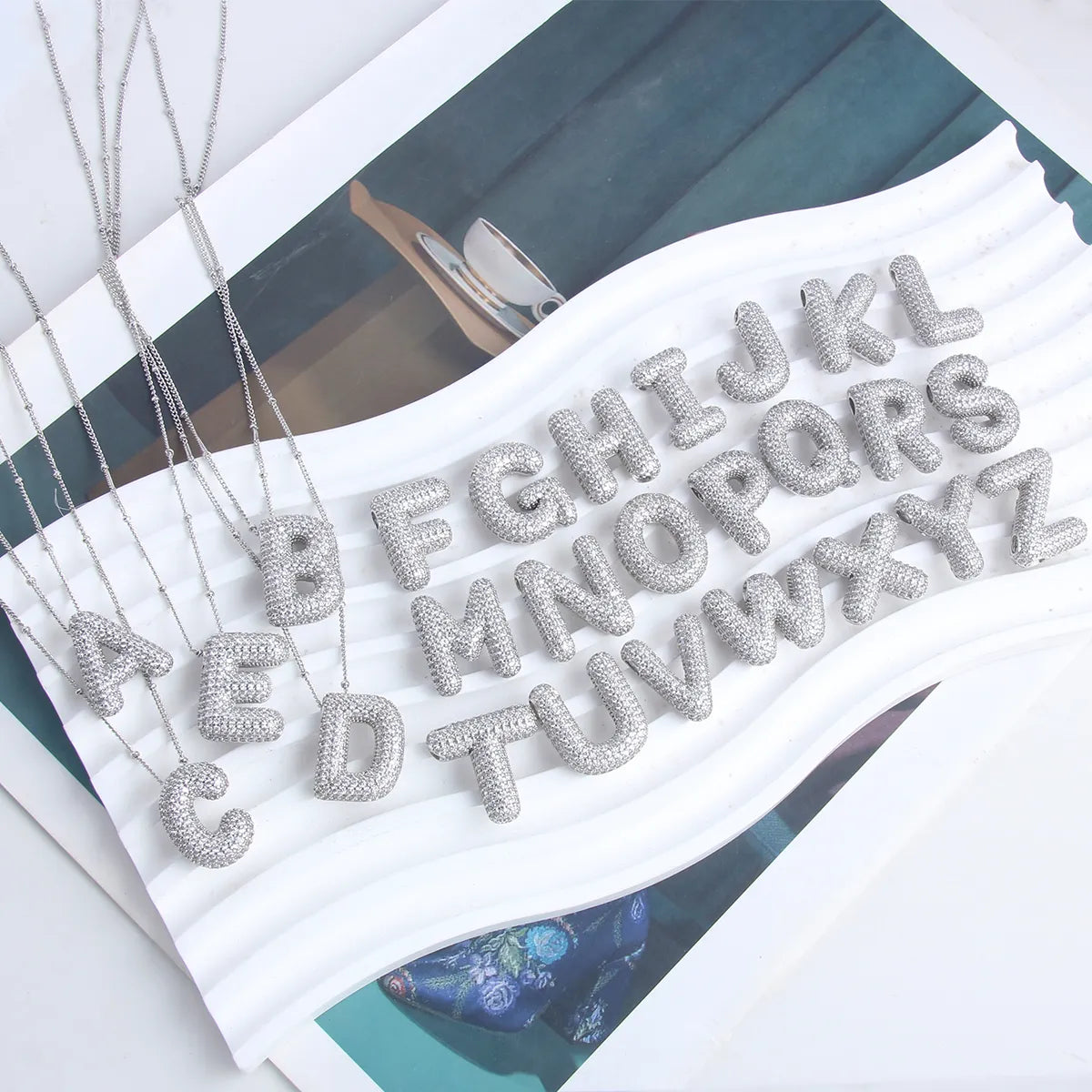 Ketting met bubbelletter-initiaal in twee metaalkleuren