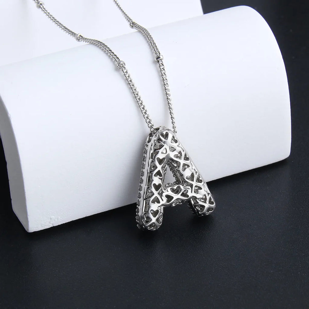 Ketting met bubbelletter-initiaal in twee metaalkleuren