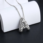 Ketting met bubbelletter-initiaal in twee metaalkleuren