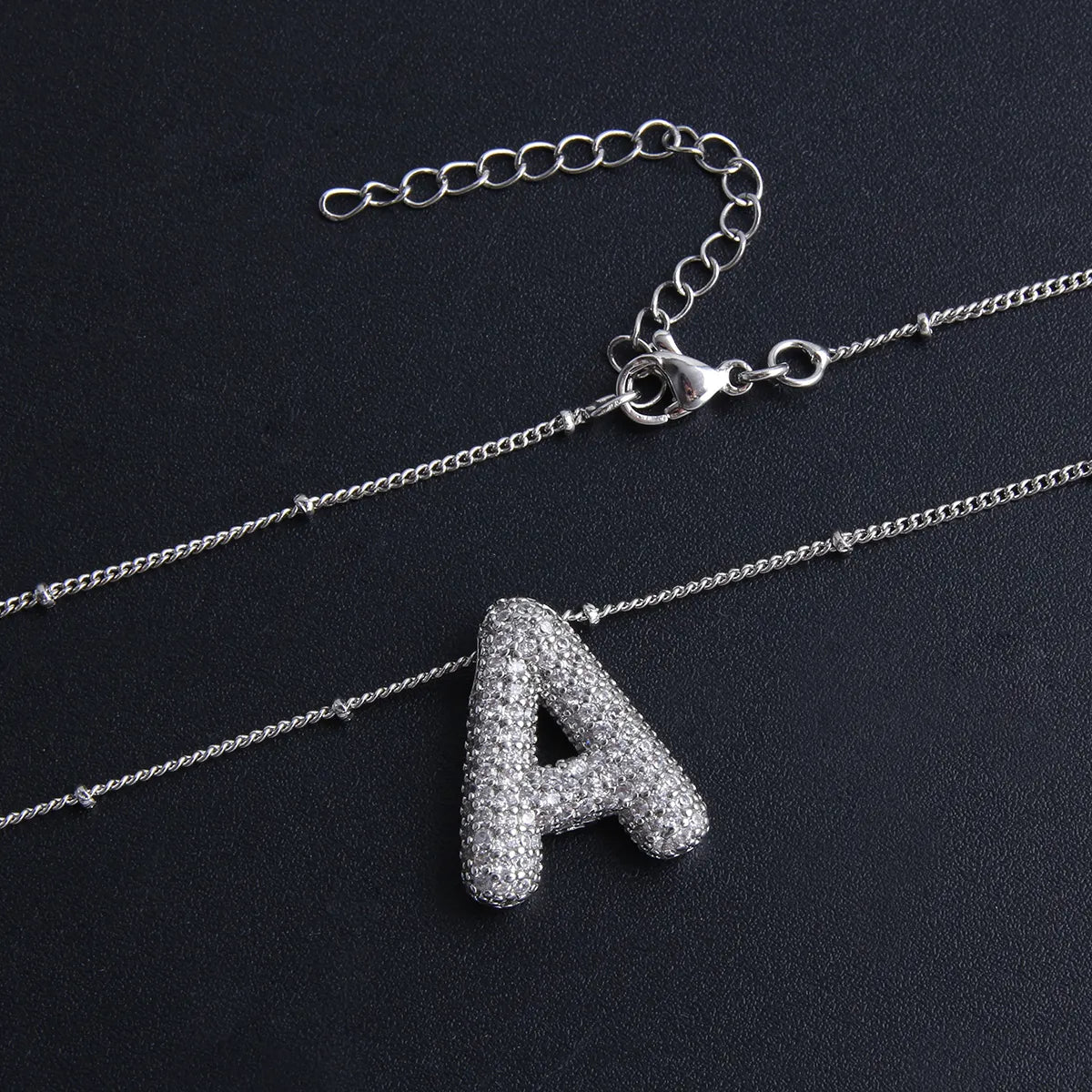 Ketting met bubbelletter-initiaal in twee metaalkleuren