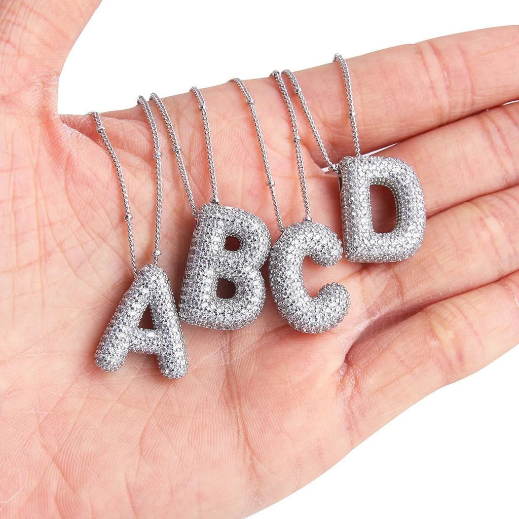 Ketting met bubbelletter-initiaal in twee metaalkleuren