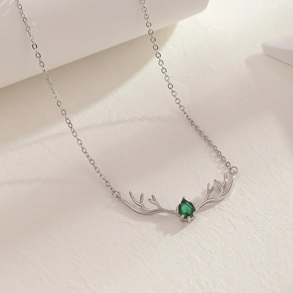 Hertengeweiketting met hartbedel