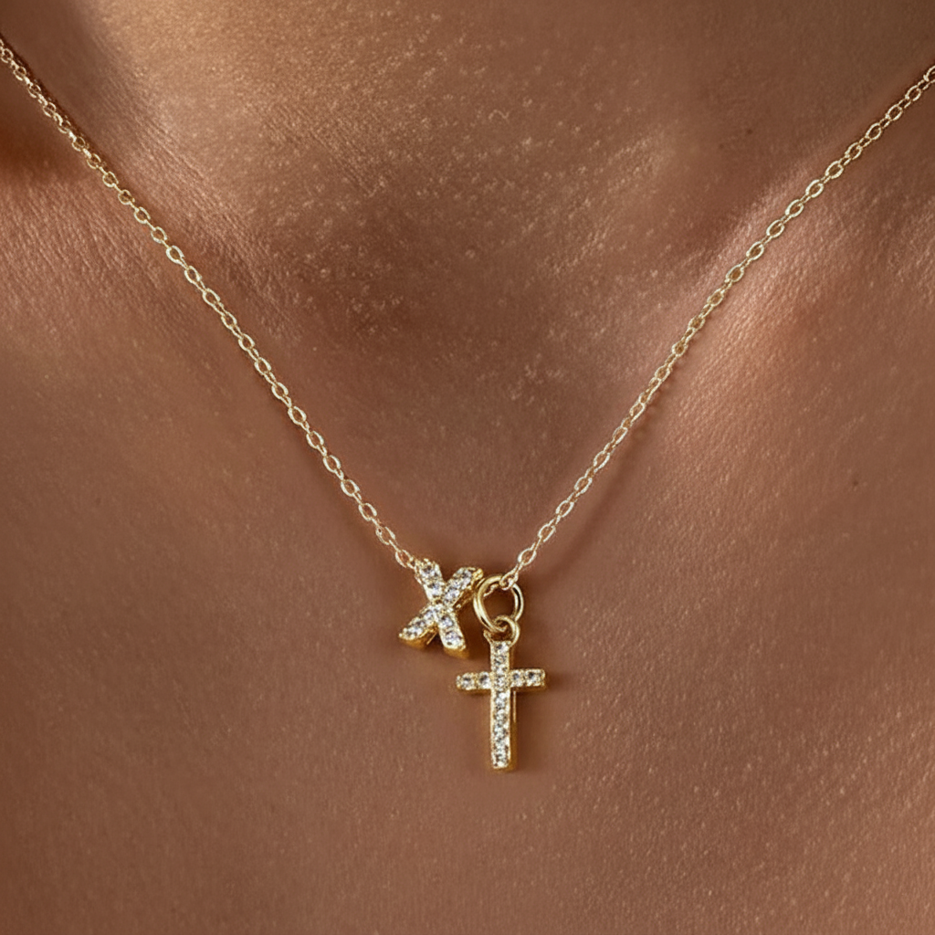Fijne ketting met initiaal- en kruishanger in diamantlook