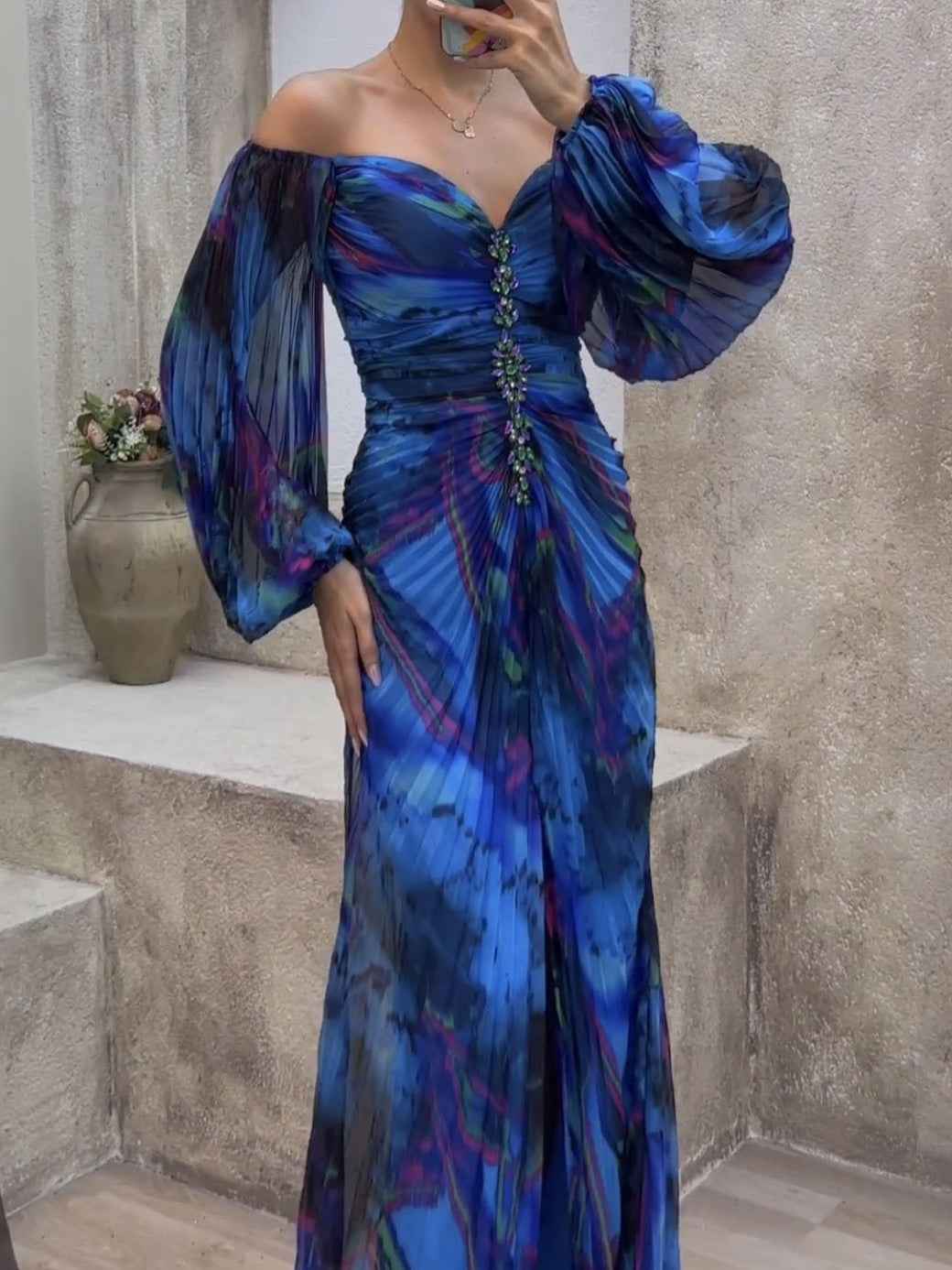 Off-shoulder plissé maxi-jurk met strassdetails