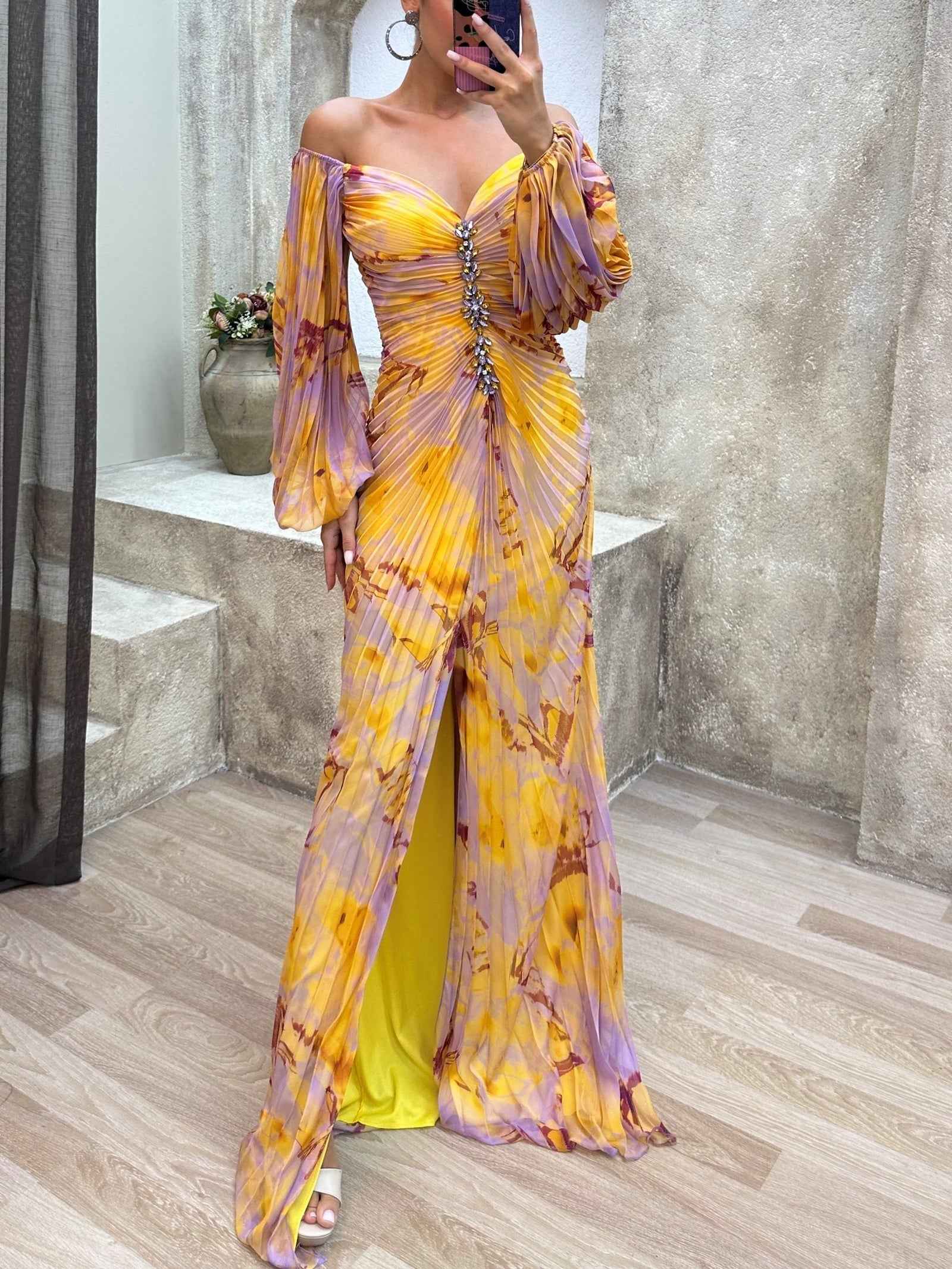 Off-shoulder plissé maxi-jurk met strassdetails