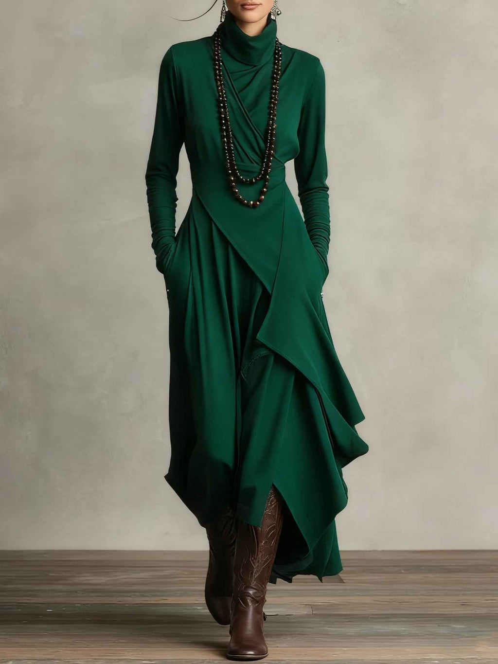 Gedrapeerde asymmetrische maxi-jurk met hoge hals en lange mouwen