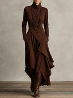 Gedrapeerde asymmetrische maxi-jurk met hoge hals en lange mouwen