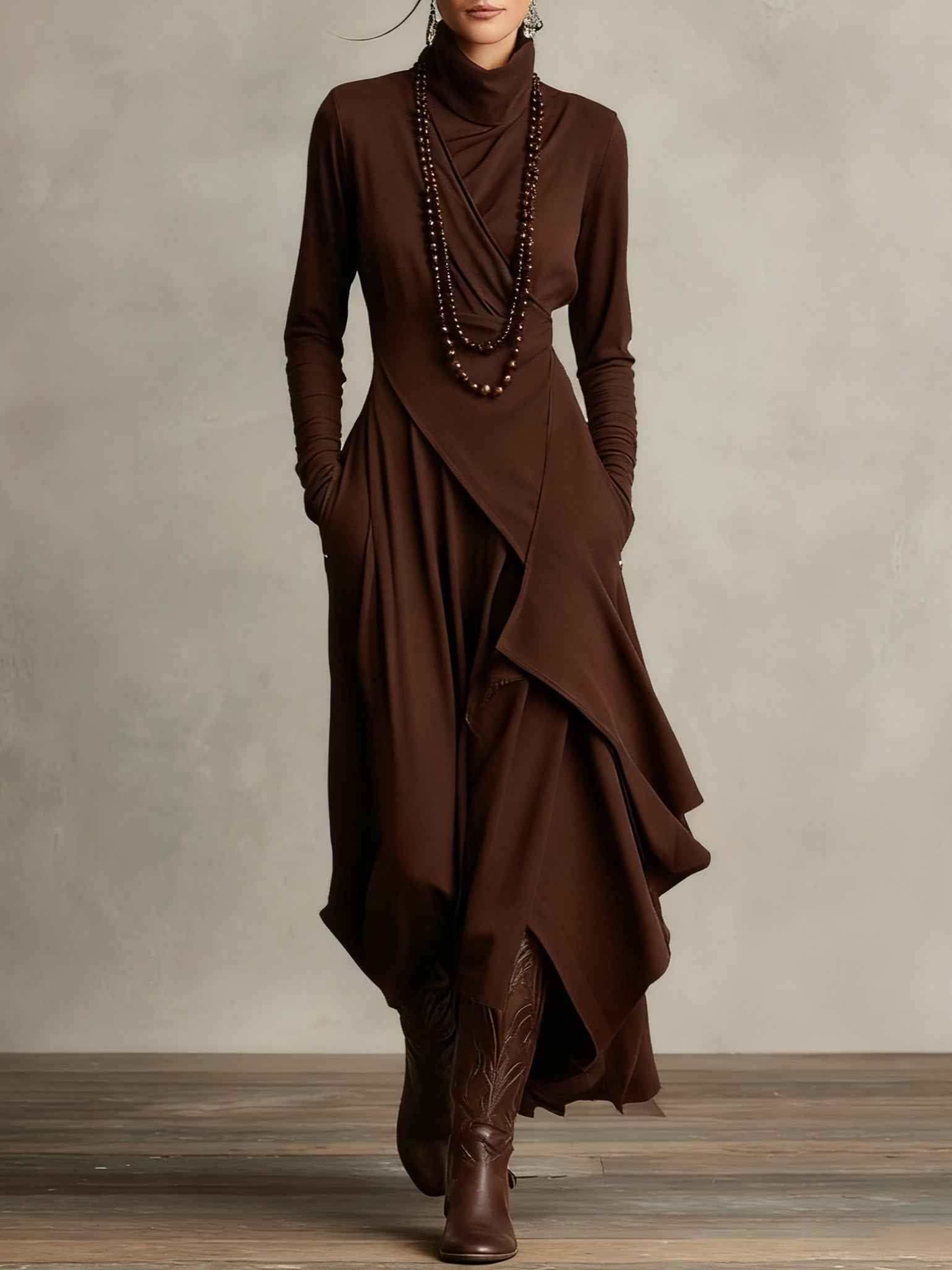 Gedrapeerde asymmetrische maxi-jurk met hoge hals en lange mouwen