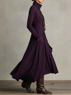 Gedrapeerde asymmetrische maxi-jurk met hoge hals en lange mouwen