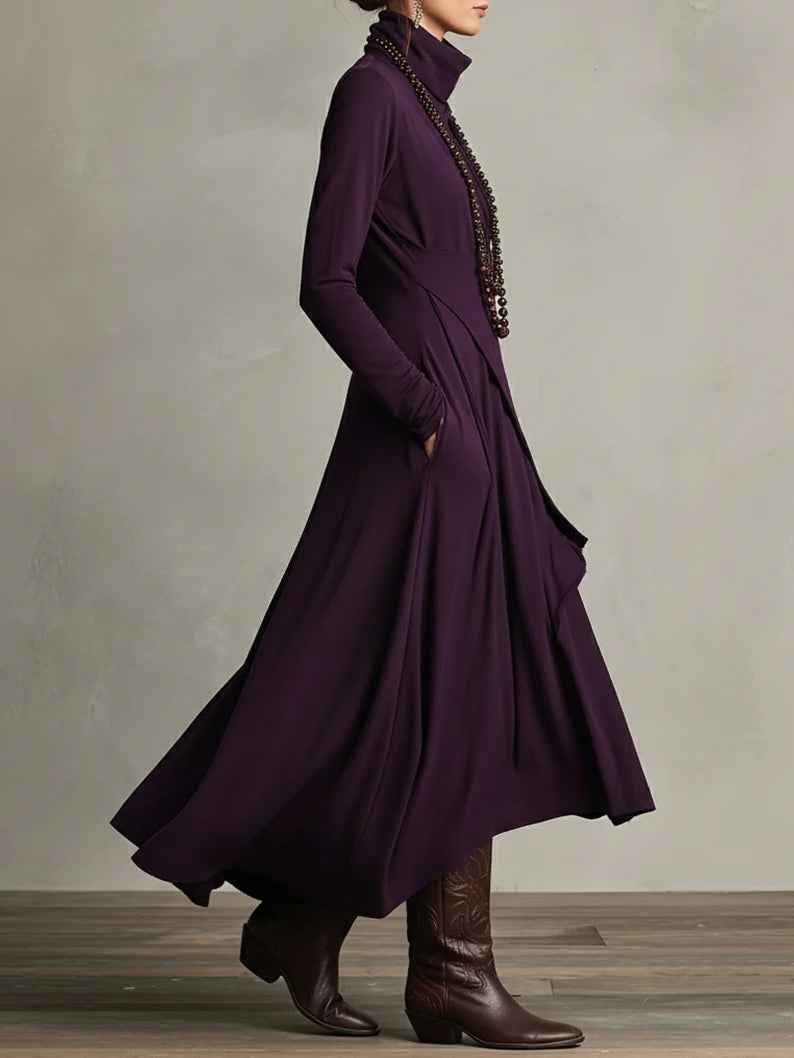 Gedrapeerde asymmetrische maxi-jurk met hoge hals en lange mouwen