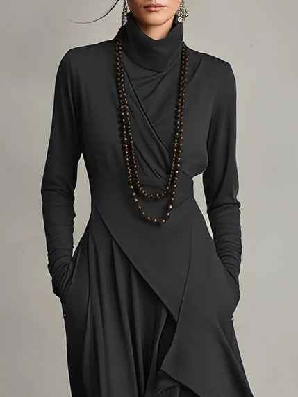 Gedrapeerde asymmetrische maxi-jurk met hoge hals en lange mouwen