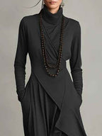 Gedrapeerde asymmetrische maxi-jurk met hoge hals en lange mouwen