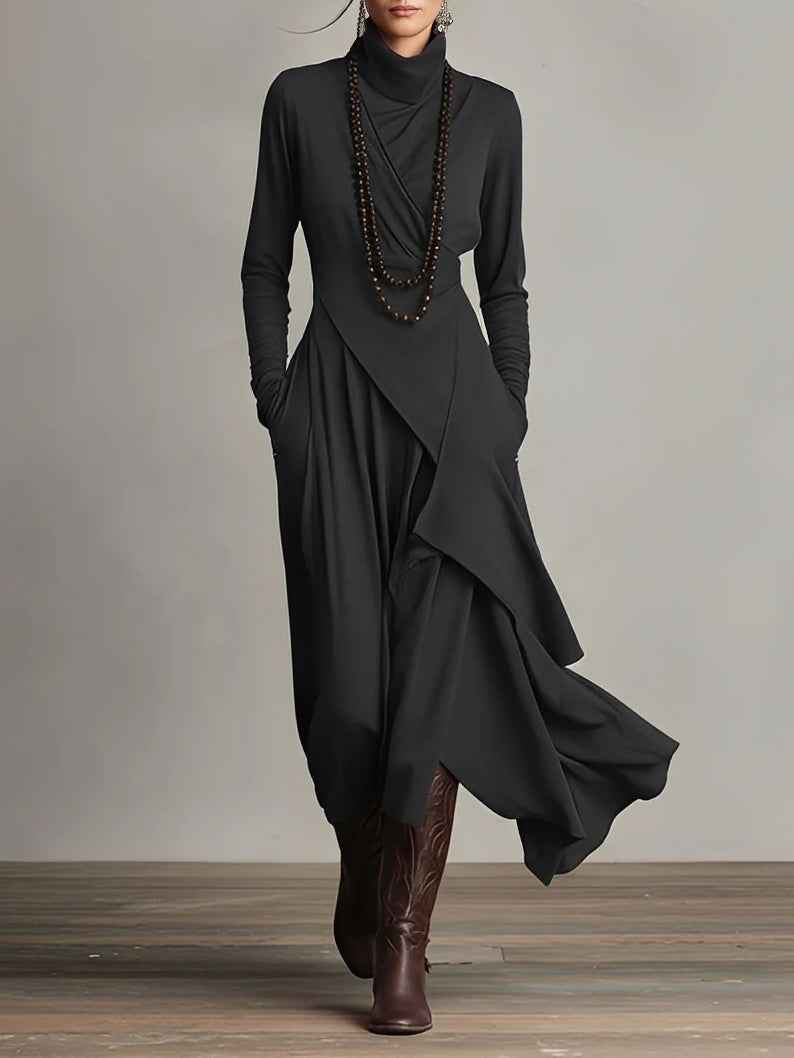 Gedrapeerde asymmetrische maxi-jurk met hoge hals en lange mouwen