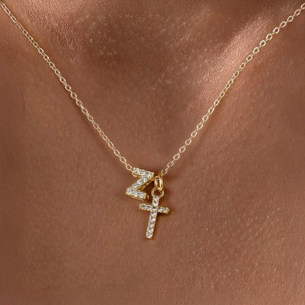 Fijne ketting met initiaal- en kruishanger in diamantlook