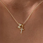 Fijne ketting met initiaal- en kruishanger in diamantlook