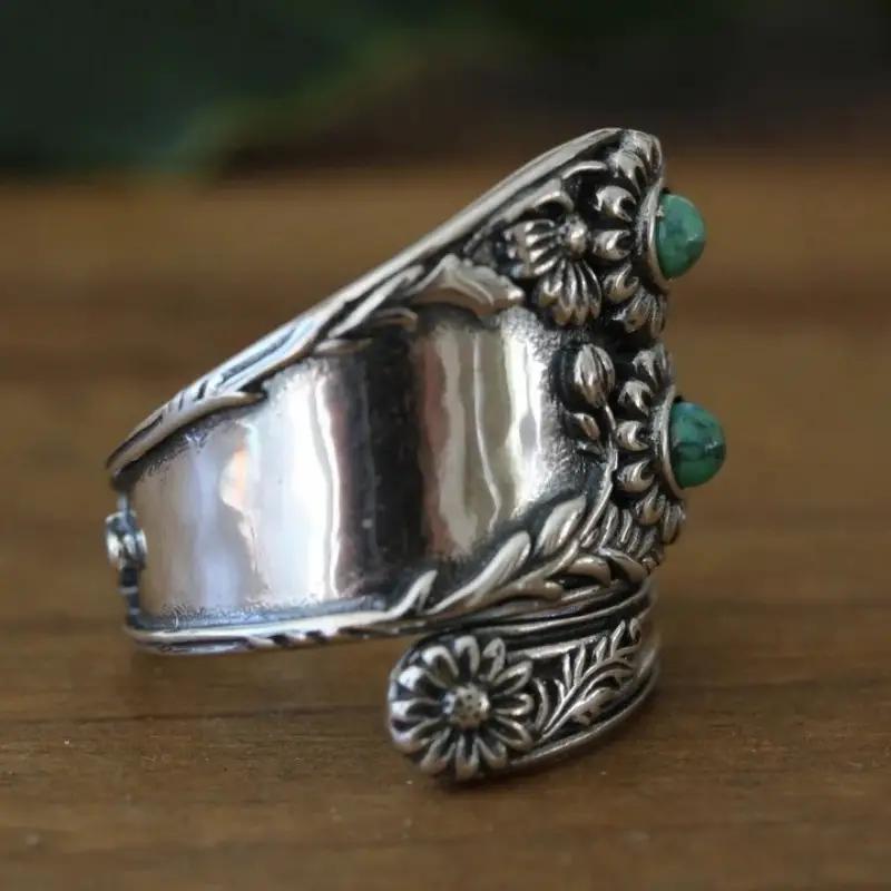 Zilverkleurige brede bandring met bloemen en turkoois in vintagestijl