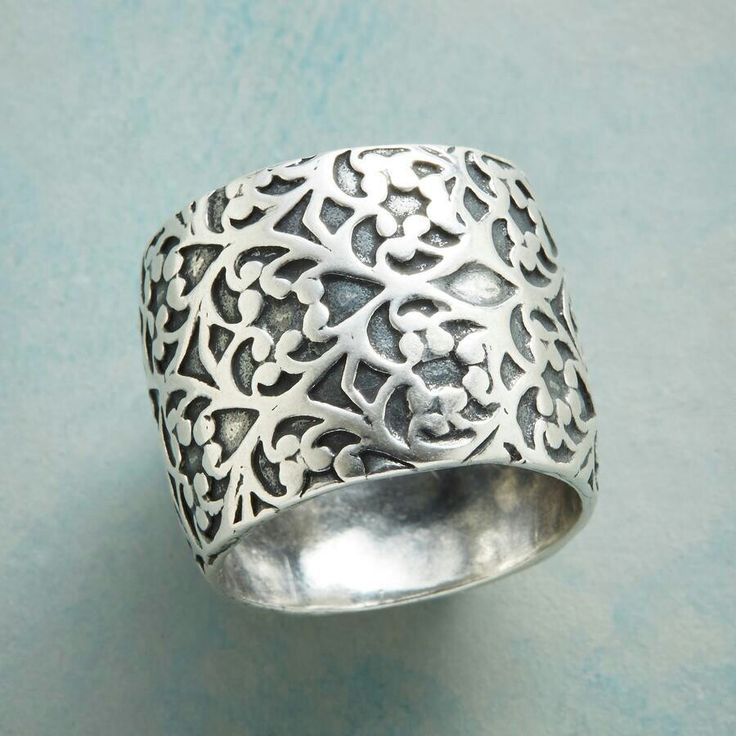 Vintage-Style Silver-Tone Floral Band Ring