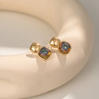 Goudkleurige oorknopjes met vierkante turquoise steen