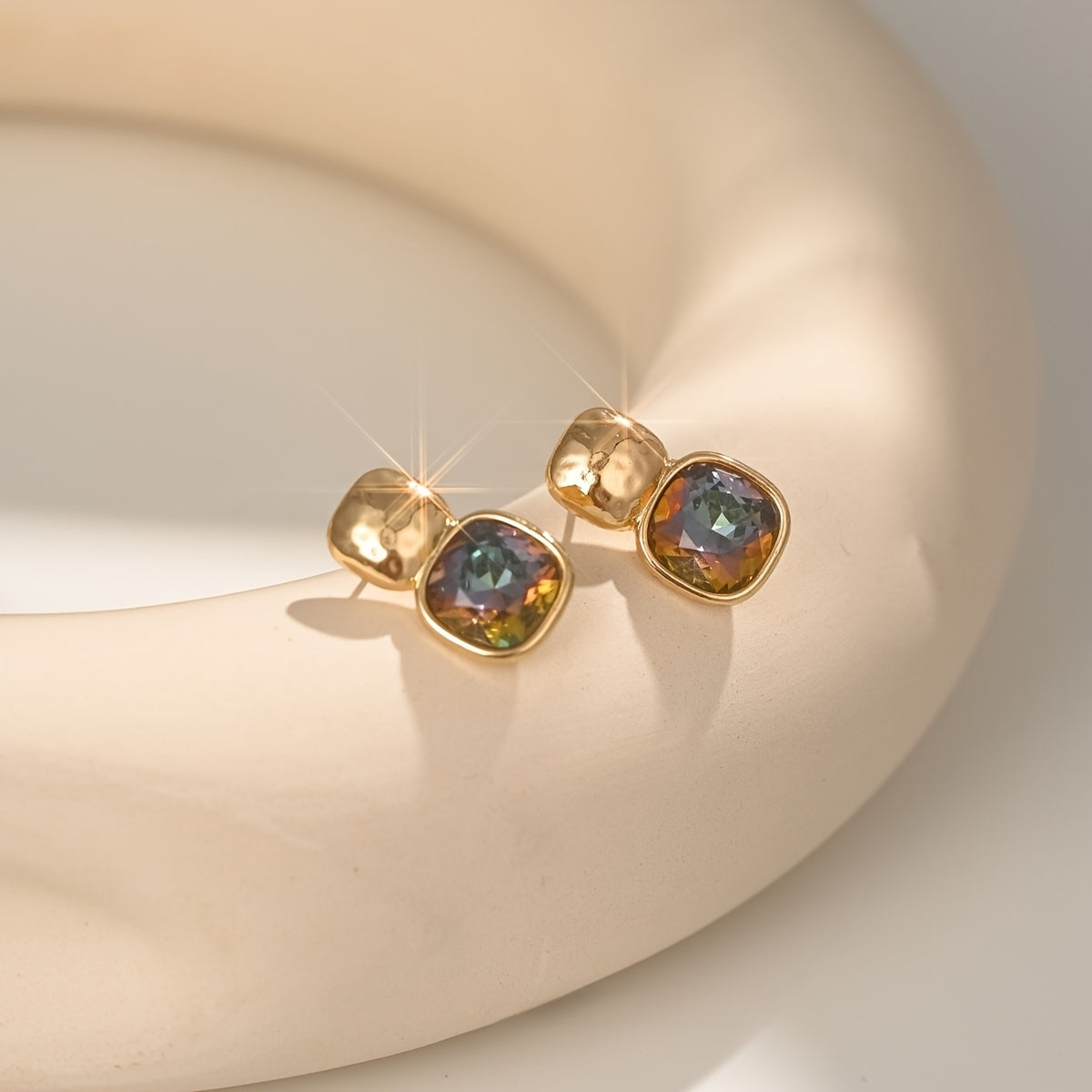 Goudkleurige oorknopjes met vierkante turquoise steen