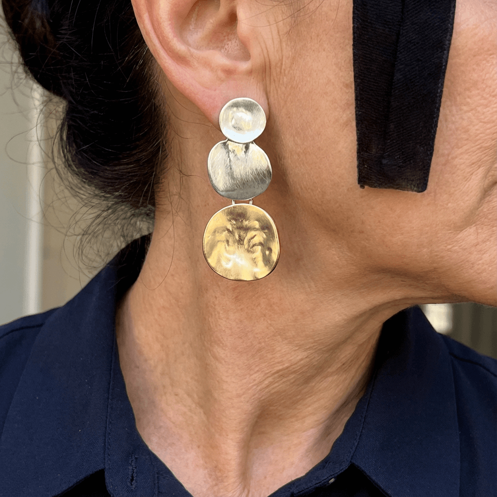 Geometrische tweekleurige oorhangers met gehamerde schijf