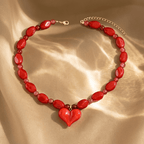 Ketting met hartvormige hanger van rode glaskralen