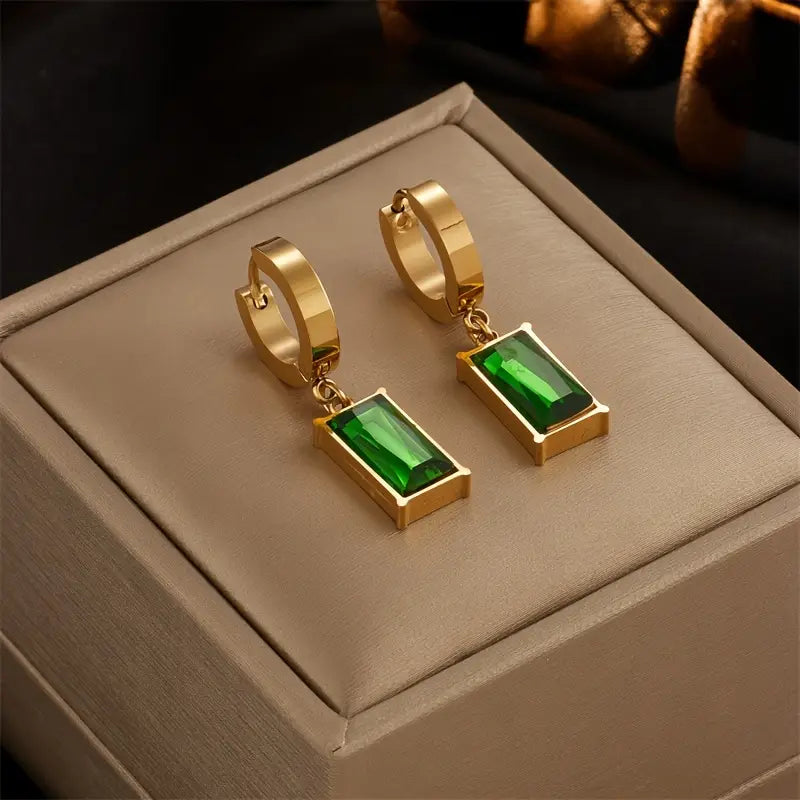 Set met slangenketting en oorbellen met groene steen in goudkleur