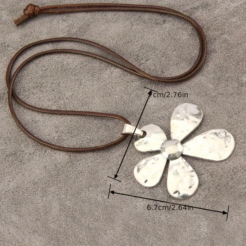 Minimalistische ketting met gehamerde asymmetrische bloemhanger