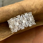 Brede ring met zirkonia bloemencluster in diamantlook