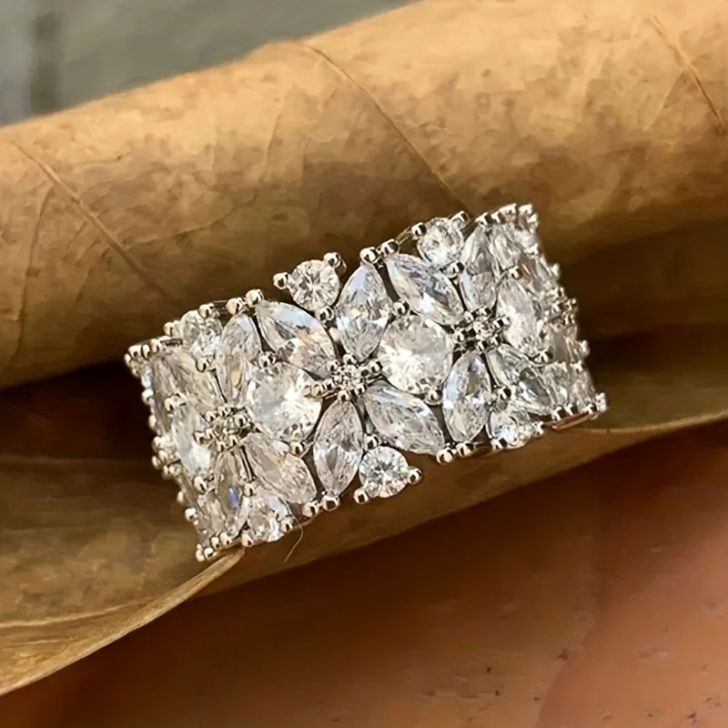 Brede ring met zirkonia bloemencluster in diamantlook