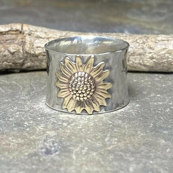 Goudkleurige brede bandring met zonnebloem