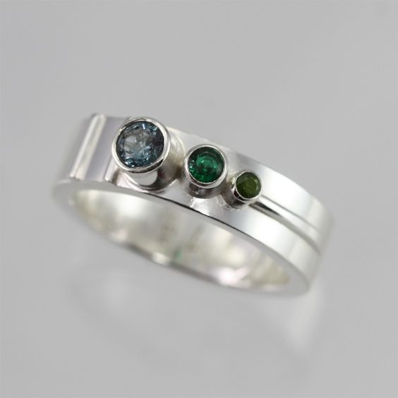 Vintage-Style Silver-Tone Green Crystals Ring