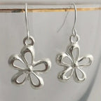 Vintage funky zilverkleurige oorbellen met bloemhanger