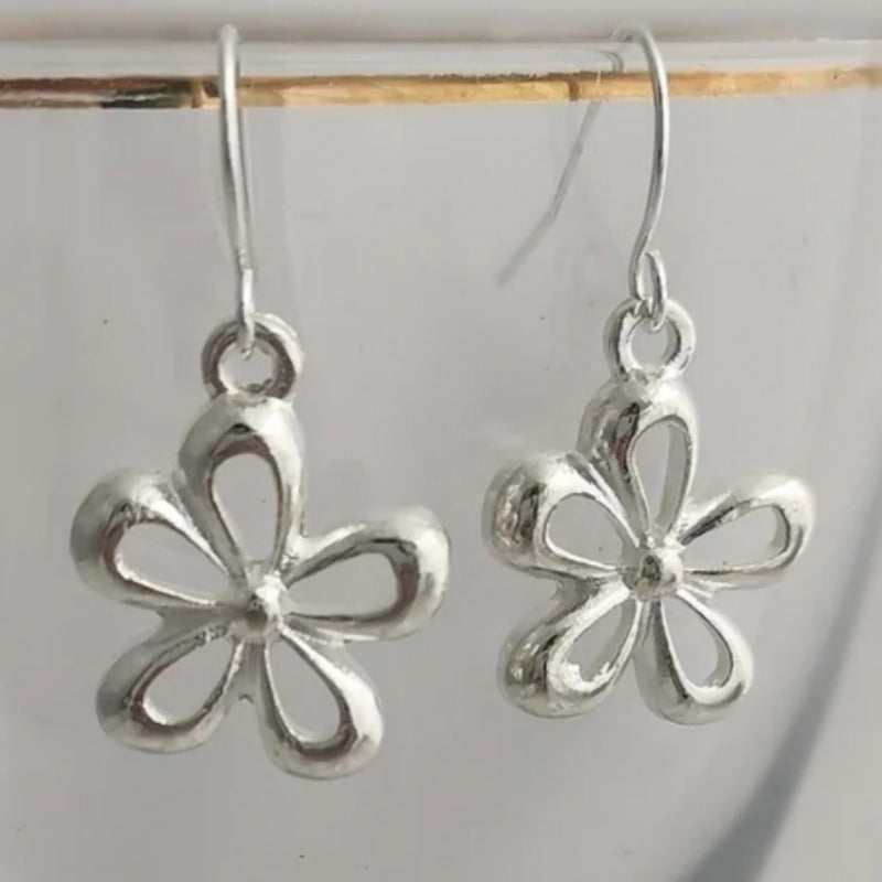 Vintage funky zilverkleurige oorbellen met bloemhanger