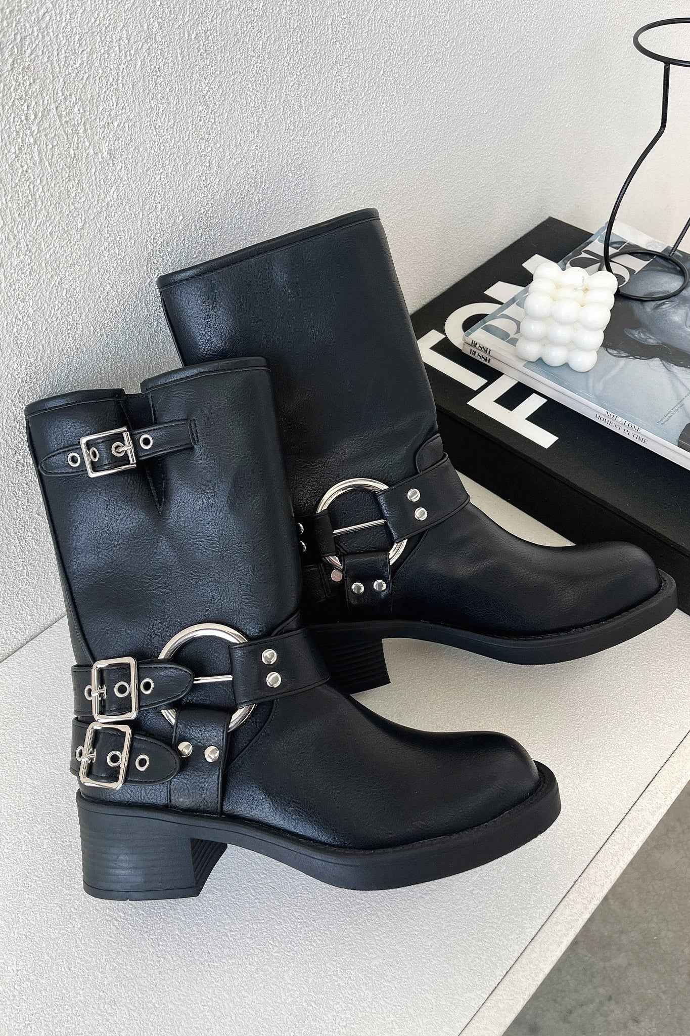 Enkellaarsjes in leerlook met lage blokhak en zijrits