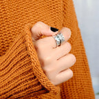 Ambachtelijke zilverkleurige spinnerring met blad in aquamarijnlook